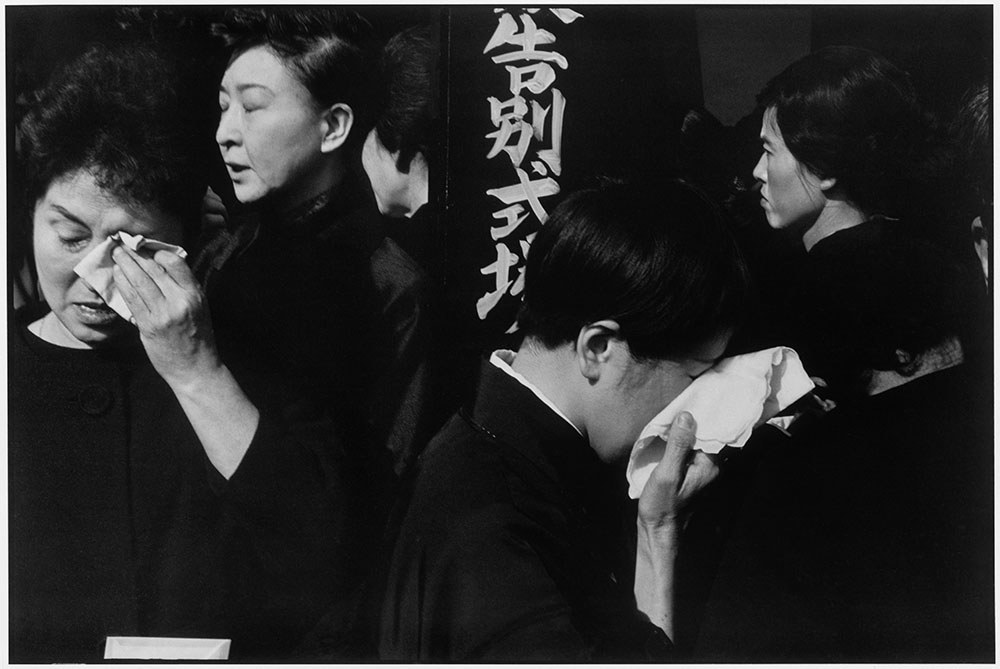 Henri Cartier-Bresson, A farewell service for the late actor Danjuro at the Aoyama Funeral Hall, Tokyo, according to Shinto rites, 1965; printed c. 1990s